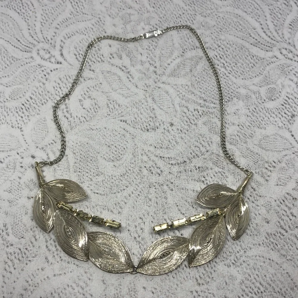 VINTAGE silver tone leafy elegant statement necklace